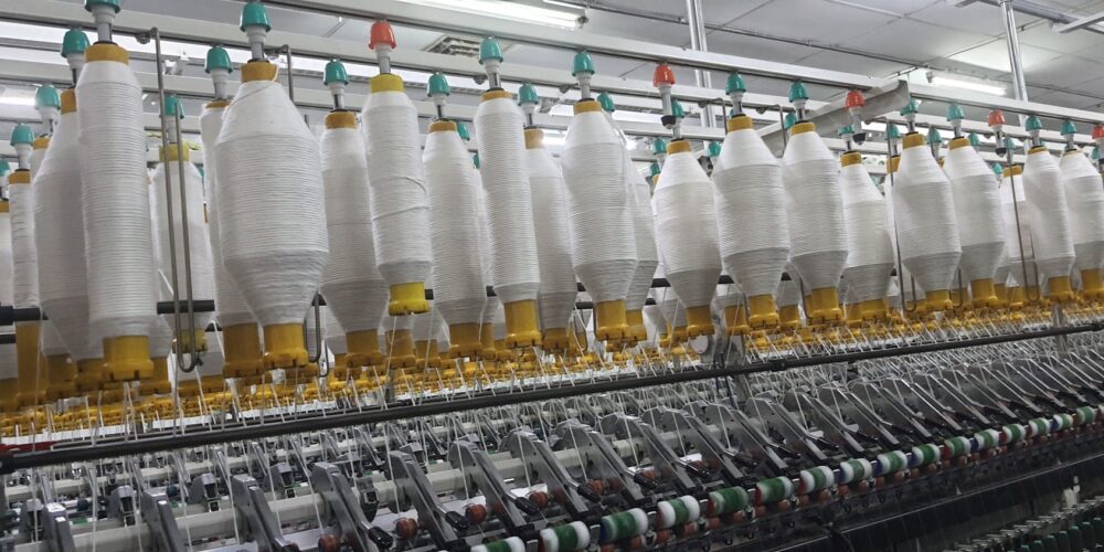 Pullung Thread Pulling a thread | Sustainable Threads